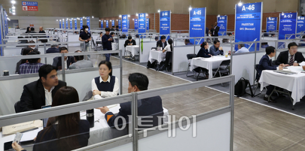 ▲2024 수출 붐업 코리아위크와 연계해 '하반기 붐업 코리아 수출 상담회'가 열린 22일 경기도 고양 킨텍스 제1전시장에서 해외바이어들이 수출 상담을 받고 있다. 수출 붐업 코리아위크 기간에 수출 상담회를 통해 자동차, 조선, 기계, 장비, 로봇, 반도체, 항공, 방산, 원전, 전력, 콘텐츠, 소비재, 화장품 등 국내기업 3000여개사와 바이어 1000여개사가 참여한다. 고이란 기자 photoeran@