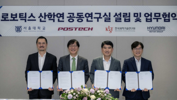 ▲(왼쪽부터)김종규 POSTECH 산학협력단 단장, 김영오 서울대학교 공과대학장 교수, 양희원 현대차·기아 R&D본부장 사장, 김익재 한국과학기술원 AI·로봇연구소 소장이 22일 개최된 공동 연구실 설립 협약식에서 기념 촬영을 하고 있다. (사진제공=현대차)