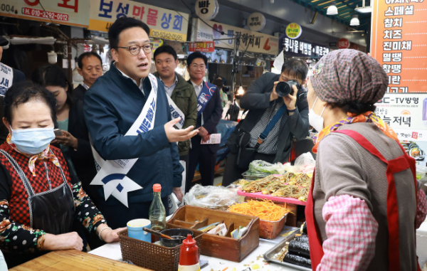 ▲김병환 금융위원회 위원장이 22일 오전 경기도 안양중앙시장을 방문해 관계기관 임직원과 함께 새출발기금 홍보활동을 실시했다.
 (금융위원회)