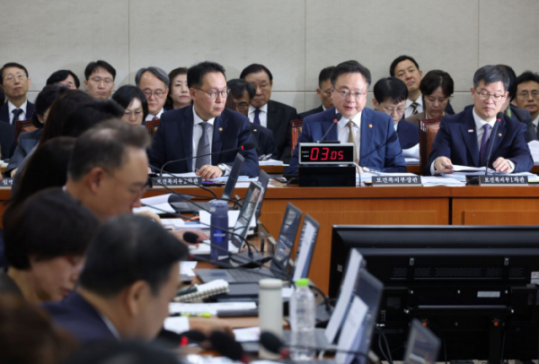 ▲조규홍 보건복지부 장관이 23일 서울 여의도 국회에서 열린 보건복지위원회의 보건복지부, 질병관리청, 식품의약품안전처 등 국정감사에서 의원 질의에 답하고 있다.  (뉴시스)