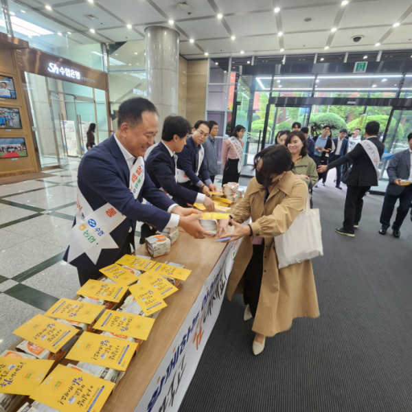 ▲23일 오전 수협중앙회 본관에서 열린 ‘수산물과 함께하는 아침밥먹기’ 행사 참석자들이 농협 즉석밥 '밥심'을 출근하는 수협 임직원에게 나눠 주고 있다. (사진제공=농협중앙회)