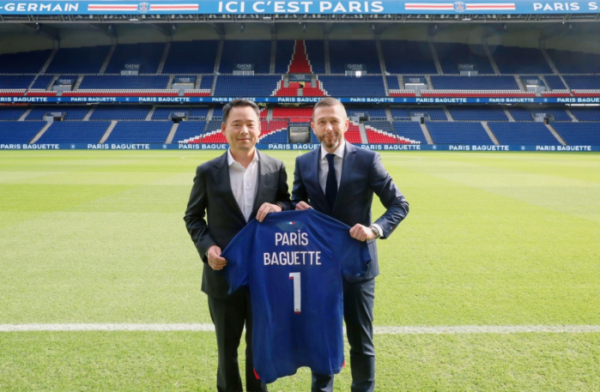 ▲지난해 10월 말 프랑스 파리에 있는 파르크 데 프랭스(Parc des Princes) 스타디움에서 허진수 SPC그룹 사장과 마크 암스트롱 파리 생제르맹 CRO(Chief Revenue Officer)가 공식 후원 계약을 체결하고 기념 사진을 촬영하고 있다. (사진제공=SPC그룹)