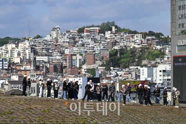 ▲오세훈 서울시장과 참가자들이 23일 서울 중구 DDP(동대문디자인플라자)에서 열린 'DDP 루프탑 프레스 투어'에서 도심 풍경을 둘러보고 있다. 오 시장이 아이디어를 낸 DDP 루프탑 투어는 25일부터 내달 17일까지 금요일~일요일 하루 2회 운영되며, 1회당 10명씩 총 220명이 참여한다. 조현호 기자 hyunho@