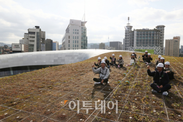 ▲오세훈 서울시장과 참가자들이 23일 서울 중구 DDP(동대문디자인플라자)에서 열린 'DDP 루프탑 프레스 투어'에서 기념촬영을 하고 있다. 오 시장이 아이디어를 낸 DDP 루프탑 투어는 25일부터 내달 17일까지 금요일~일요일 하루 2회 운영되며, 1회당 10명씩 총 220명이 참여한다. 조현호 기자 hyunho@