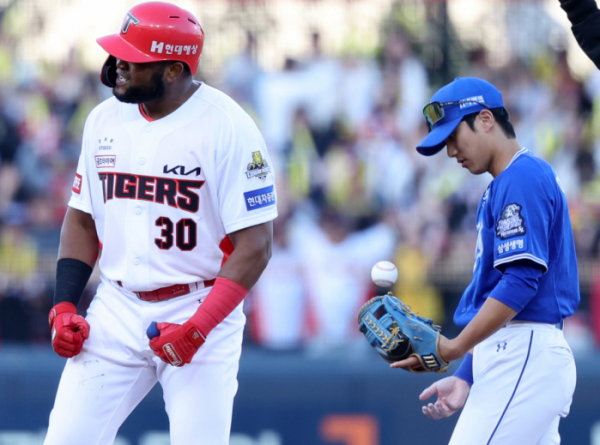 ▲재개된 2024 신한 SOL뱅크 KBO 포스트시즌 한국시리즈 1차전 삼성 라이온즈와 KIA 타이거즈의 경기. 7회말 2사 2루 KIA 소크라테스가 적시 2루타를 쳐낸 뒤 환호하고 있다.  (연합뉴스)