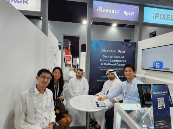 ▲GITEX 두바이 2024에서 펀블 부스를 방문한 칼리드 발루시 UAE 대통령실 비서관과 조찬식 조찬식 대표 등. (사진제공=펀블)