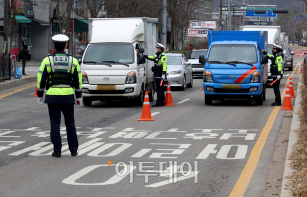 ▲ 서울 한 거리에서 어린이 보호구역 내 음주운전 특별단속이 진행되고 있다. (신태현 기자 holjjak@)