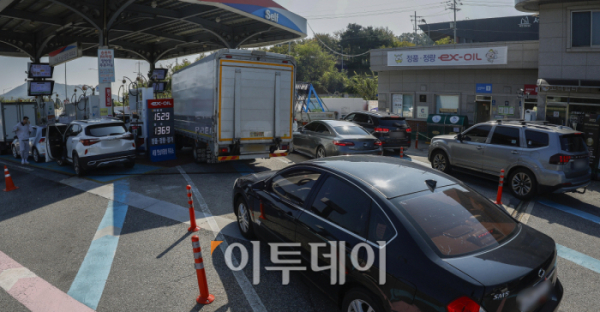 ▲11월부터 유류세 인하폭 축소, 중동 분쟁 확산으로 인한 국제유가 상승으로 주유소 기름값이 오를 것으로 전망된다. 24일 기획재정부에 따르면 정부는 연말까지 유류세 인하 조치를 연장하되 인하폭을 감소한다고 밝혔다. 교통·에너지 환경세법 시행령 및 개별소비세법 시행령 개정안을 보면 다음 달 1일부터 유류세 인하폭은 휘발유는 20%에서 15%로, 경유는 30%에서 23%로 각각 축소된다. 현재 유류세는 휘발유는 리터당 164원 인하된 656원, 경유는 리터당 174원 내려 407원을 부과하고 있다. 이번 세율 조정에 따라 다음달부터 휘발유 유류세는 리터당 698원, 경유 유류세는 448원으로 각각 42원, 41원 오른다. 이날 서울 만남의광장 휴게소에 유가 정보가 게시돼 있다. 조현호 기자 hyunho@