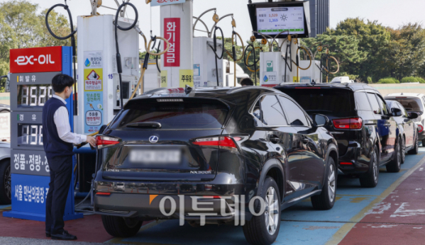 ▲11월부터 유류세 인하폭 축소, 중동 분쟁 확산으로 인한 국제유가 상승으로 주유소 기름값이 오를 것으로 전망된다. 24일 서울 만남의광장 휴게소에 유가 정보가 게시돼 있다. 조현호 기자 hyunho@