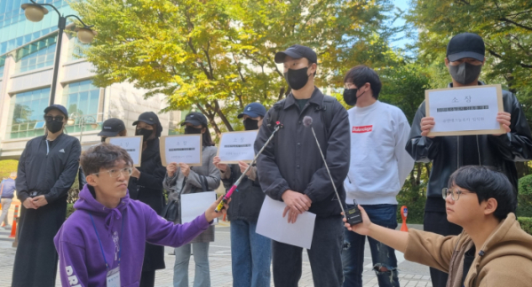 ▲24일 오후 서울 서초구 서초동 서울중앙지법에서 큐텐테크놀로지 임직원이 김효종 큐텐테크놀로지 대표를 상대로 민사소송을 제기하며 입장문을 발표하고 있다. (유승호 기자 peter@)