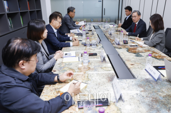 ▲김덕헌 이투데이 대표가 24일 서울 강남구 이투데이 편집국 회의실에서 열린 이투데이 2024년 4분기 독자편집위원회 정례회의에서 발언하고 있다. 이날 회의에는 추문갑 위원장을 비롯한 박홍기, 전하진, 이규홍, 장윤미, 원종원, 배진아 위원과 이투데이 김덕헌 대표, 박성호 편집국장 등이 참석해 의견을 나눴다. 조현호 기자 hyunho@