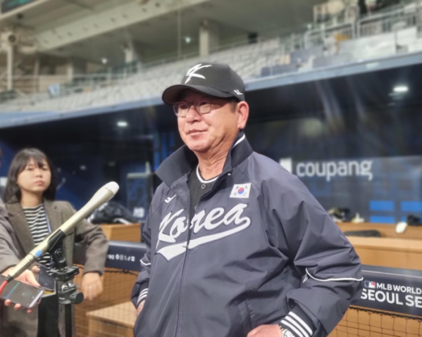 ▲류중일 야구대표팀 감독이 3월 서울 고척스카이돔에서 열린 MLB 서울시리즈 공식 훈련 중 취재진과 인터뷰하고 있다.  (연합뉴스)