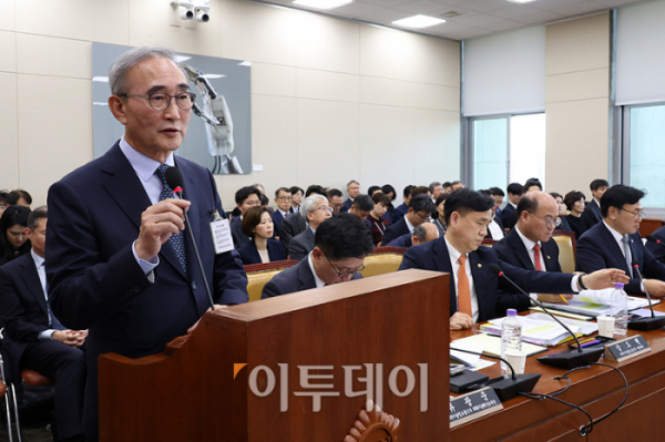 ▲김영섭 KT 대표가 25일 서울 여의도 국회에서 열린 과학기술정보방송통신위원회 종합감사에서 의원질의에 답하고 있다. 고이란 기자 photoeran@