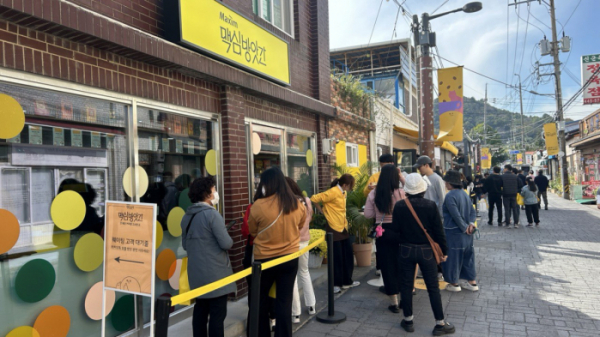 ▲25일 오전 전북 군산시 월명공 '맥심골목' 내 맥심방앗간 앞 방문객들이 줄을 서서 입장을 기다리고 있다. (사진=연희진 기자 toyo@etoday.co.kr)