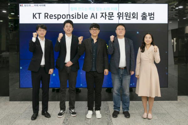 ▲22일 KT우면연구센터에서 진행된 Responsible AI 자문 위원회 출범식에서 위원들이 기념 사진을 촬영하고 있다. 좌측부터 KT AI2X Lab AI기술협력담당 박완진 상무, 셀렉트스타 황민영 부대표, 고려대학교 장정선 교수, KAIST 최재식 교수, KT Responsible AI Center 배순민 센터장 (사진제공=KT)