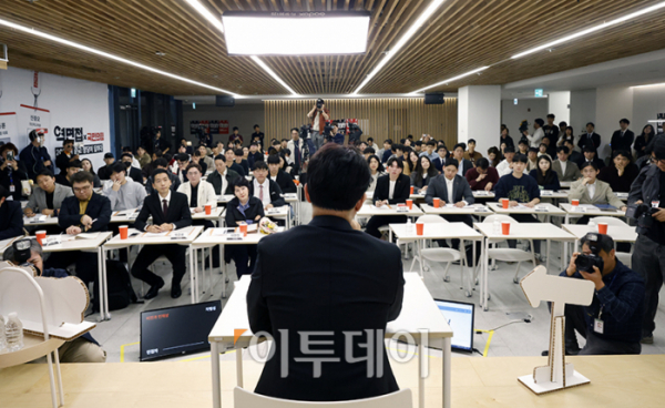 ▲한동훈 국민의힘 대표가 27일 서울 성동구 뚝섬역 인근 공유오피스텔에서 열린 '역면접x국민의힘, 2030이 묻고 정당이 답하다'에서 면접 질문에 답하고 있다. 고이란 기자 photoeran@