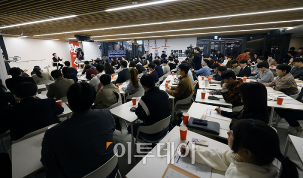 ▲한동훈 국민의힘 대표가 27일 서울 성동구 뚝섬역 인근 공유오피스텔에서 열린 '역면접x국민의힘, 2030이 묻고 정당이 답하다'에서 면접 질문에 답하고 있다. 고이란 기자 photoeran@