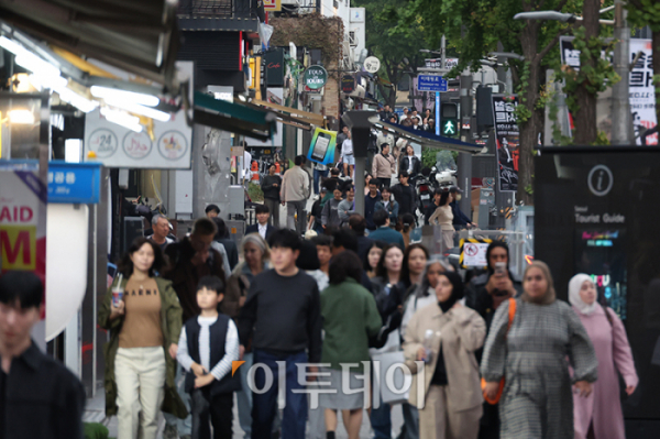 ▲이태원 참사 2주기를 이틀 앞둔 27일 서울 용산구 이태원역 인근에 인파로 북적이고 있다. 정부는 내달 1일까지 핼러윈 대비 특별대책기간 동안 인파 밀집도가 높을 것으로 예상되는 서울 이태원, 홍대, 명동, 성수동, 건대, 부산 서면, 대구 동성로, 대전 중앙로 등에 현장 상황 관리관을 파견하고 기동순착대 660명을 투입한다. 고이란 기자 photoeran@