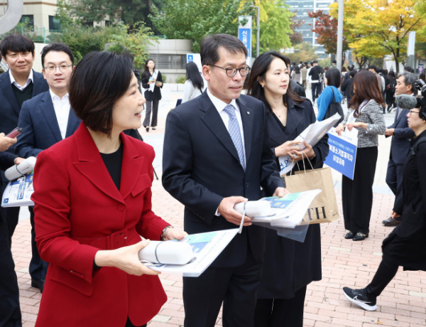 ▲사진은 28일 서울 구로구 기업은행 구로동지점 인근에서 오영주 중소벤처기업부 장관(왼쪽)과 김성태 IBK기업은행장(오른쪽)이 출근길 가두 홍보 캠페인을 하고 있는 모습 (기업은행 )