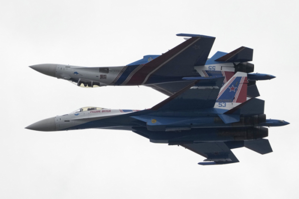 ▲이란이 러시아 Su-30과 Su-35 등을 자국에서 라이선스 생산할 것으로 알려졌다. 러시아에 대한 군사지원 대가로 풀이된다. 사진은 배면 비행(inverted flight) 중인 2대의 Su-35s 모습.  

 (AP뉴시스)