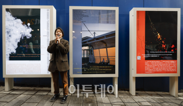 ▲권은비 작가가 28일 서울 용산구 이태원 참사 골목 '10.29 기억과 안전의길'에서 열린 새로운 10·29 이태원 참사 기억과 안전의 길 2주기 빌보드 개막식에서 작품 소개를 하고 있다. 조현호 기자 hyunho@