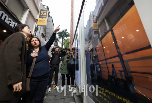 ▲권은비(왼쪽) 작가가 28일 서울 용산구 이태원 참사 골목 '10.29 기억과 안전의길'에서 열린 새로운 10·29 이태원 참사 기억과 안전의 길 2주기 빌보드 개막식에서 희생자 그레이스 라쉐드(23)의 어머니 조안 라쉐드에게 작품 소개를 하고 있다. 조현호 기자 hyunho@