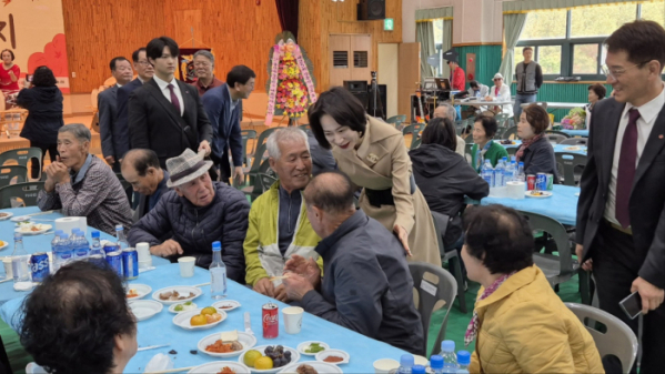 ▲장혜선 롯데삼동복지재단 이사장이 26일 울산광역시 울주군을 찾아 어르신들과 이야기를 나누고 있다. (사진제공=롯데삼동복지재단)