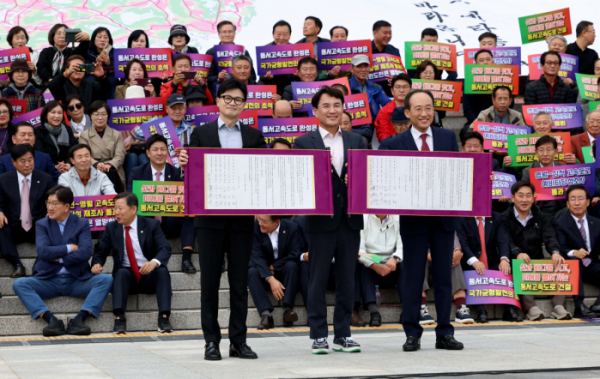 ▲한동훈 국민의힘 대표와 추경호 원내대표, 김진태 강원도지사가 28일 서울 여의도 국회에서 열린 '제천-삼척간 고속도로 예비타당성 통과 및 조기 건설을 위한 대국민 설명회'에서 상소문 전달 퍼포먼스를 하고 있다. 신태현 기자 holjjak@