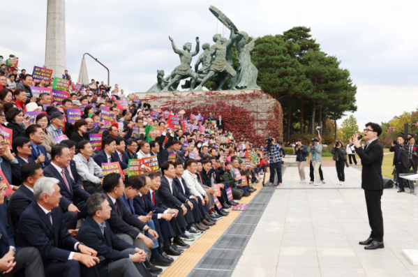 ▲한동훈 국민의힘 대표가 28일 서울 여의도 국회에서 열린 '제천-삼척간 고속도로 예비타당성 통과 및 조기 건설을 위한 대국민 설명회'에서 인사말을 하고 있다. 신태현 기자 holjjak@