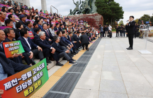 ▲한동훈 국민의힘 대표가 28일 서울 여의도 국회에서 열린 '제천-삼척간 고속도로 예비타당성 통과 및 조기 건설을 위한 대국민 설명회'에서 인사말을 하고 있다. 신태현 기자 holjjak@