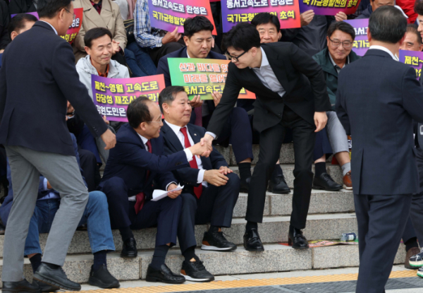 ▲한동훈(오른쪽) 국민의힘 대표와 추경호 원내대표가 28일 서울 여의도 국회에서 열린 '제천-삼척간 고속도로 예비타당성 통과 및 조기 건설을 위한 대국민 설명회'에서 인사하고 있다. 신태현 기자 holjjak@