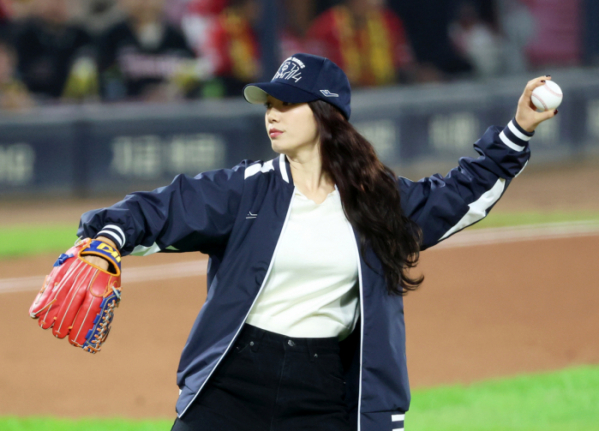 ▲배우 박신혜가 28일 광주 기아챔피언스필드에서 열린 '2024 KBO 한국시리즈 5차전'에서 시구를 하고 있다. (연합뉴스)