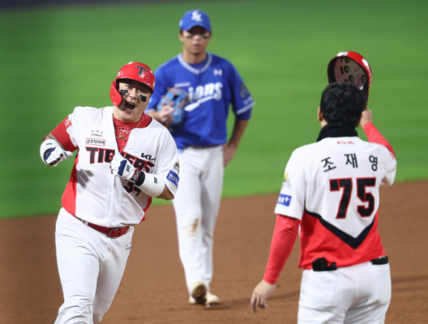 ▲최형우가 28일 광주 기아챔피언스필드에서 열린 '2024 프로야구 한국시리즈 5차전' 삼성 라이온즈와의 경기에서 5회 초 선두타자로 나서 솔로홈런을 터뜨린 뒤 그라운드를 돌고 있다. (연합뉴스)