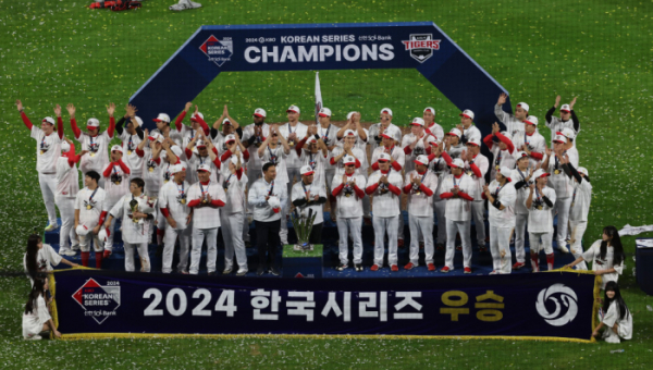 ▲28일 광주 기아챔피언스필드에서 열린 2024 신한 SOL뱅크 KBO 포스트시즌 한국시리즈 시상식에서 삼성에 승리하며 통합우승을 달성한 뒤 KIA 선수들이 우승 트로피를 배경으로 기념 촬영하고 있다.  (연합뉴스)