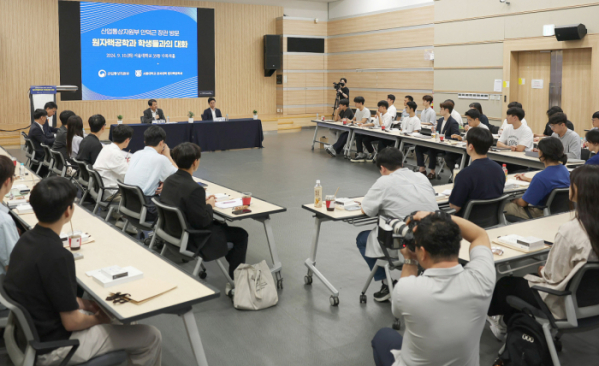 ▲안덕근 산업통상자원부 장관이 9월 10일 서울대학교 원자핵공학과를 찾아 교수진 및 학생과 '원자력 전공생과의 대화'를 열고 인사말을 하고 있다. (사진제공=산업통상자원부)