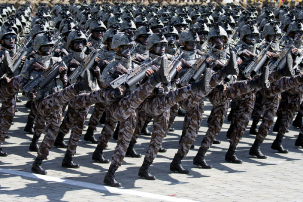 ▲북한군이 2018년 9월 9일 정권 수립 70주년 행사에서 행진하고 있다. 평양/AP연합뉴스