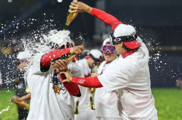 ▲기아타이거즈 선수들이 인터리커 '골든블랑'을 터뜨리며 2024 KBO 통합우승을 자축하고 있다. (사진제공=인터리커)