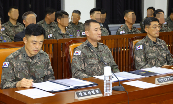 ▲30일 국회에서 열린 정보위원회 국정감사에 출석한 문상호 정보사령관(왼쪽부터)과 원천희 국방정보본부장, 박종선 777사령관이 나란히 앉아 있다. (사진=연합뉴스)