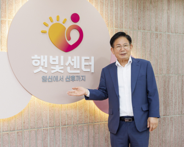 ▲박강수 마포구청장이 햇빛센터에서 환하게 웃고 있다. (사진제공=마포구)