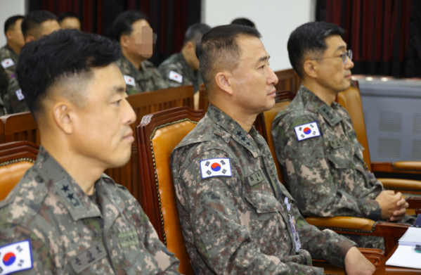 ▲30일 국회에서 열린 정보위원회 국정감사에 출석한 문상호 정보사령관(왼쪽부터)과 원천희 국방정보본부장, 박종선 777사령관이 나란히 앉아 있다. (사진=연합뉴스)