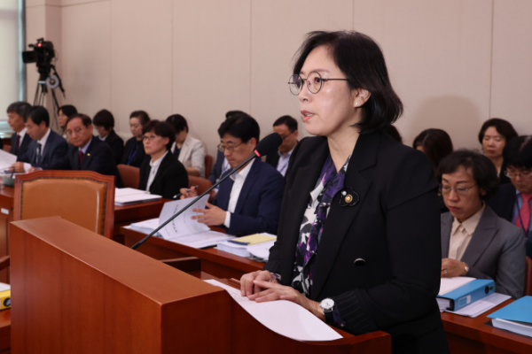 ▲신영숙 여성가족부 장관 직무대행이 30일 오전 서울 여의도 국회에서 열린 여성가족위원회 국정감사에서 업무보고를 하고 있다. (뉴시스)