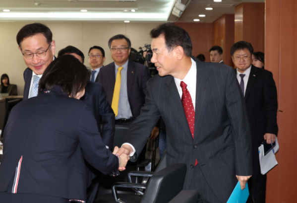 ▲정은보 한국거래소 이사장이 31일 서울 여의도 한국거래소 서울사무소에서 열린 밸류업 공동펀드 조성 협약식에 참석하며 자산운용사 대표들과 인사하고 있다. 신태현 기자 holjjak@