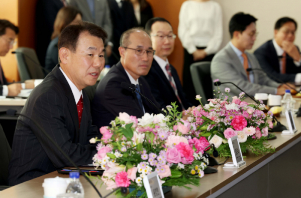 ▲정은보 한국거래소 이사장이 31일 서울 여의도 한국거래소 서울사무소에서 열린 밸류업 공동펀드 조성 협약식에서 인사말을 하고 있다. 신태현 기자 holjjak@