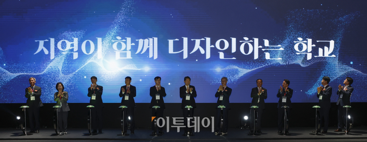 ▲이주호(왼쪽 여섯 번째) 사회부총리 겸 교육부 장관 등 참석자들이 1일 서울 중구 웨스틴조선호텔에서 열린 2024년 협약형 특성화고등학교 공동 비전선포식에서 협약형 특성화고 비전선포 세리머니를 하고 있다. 조현호 기자 hyunho@