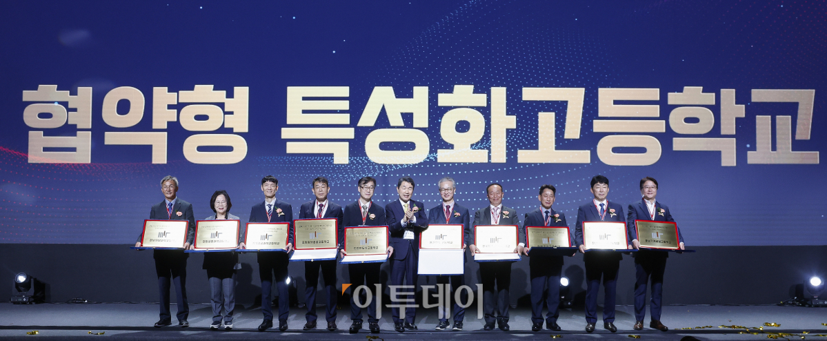 ▲이주호(왼쪽 여섯 번째) 사회부총리 겸 교육부 장관과 특성화고등학교장들이 1일 서울 중구 웨스틴조선호텔에서 열린 2024년 협약형 특성화고등학교 공동 비전선포식에서 기념촬영을 하고 있다. 조현호 기자 hyunho@