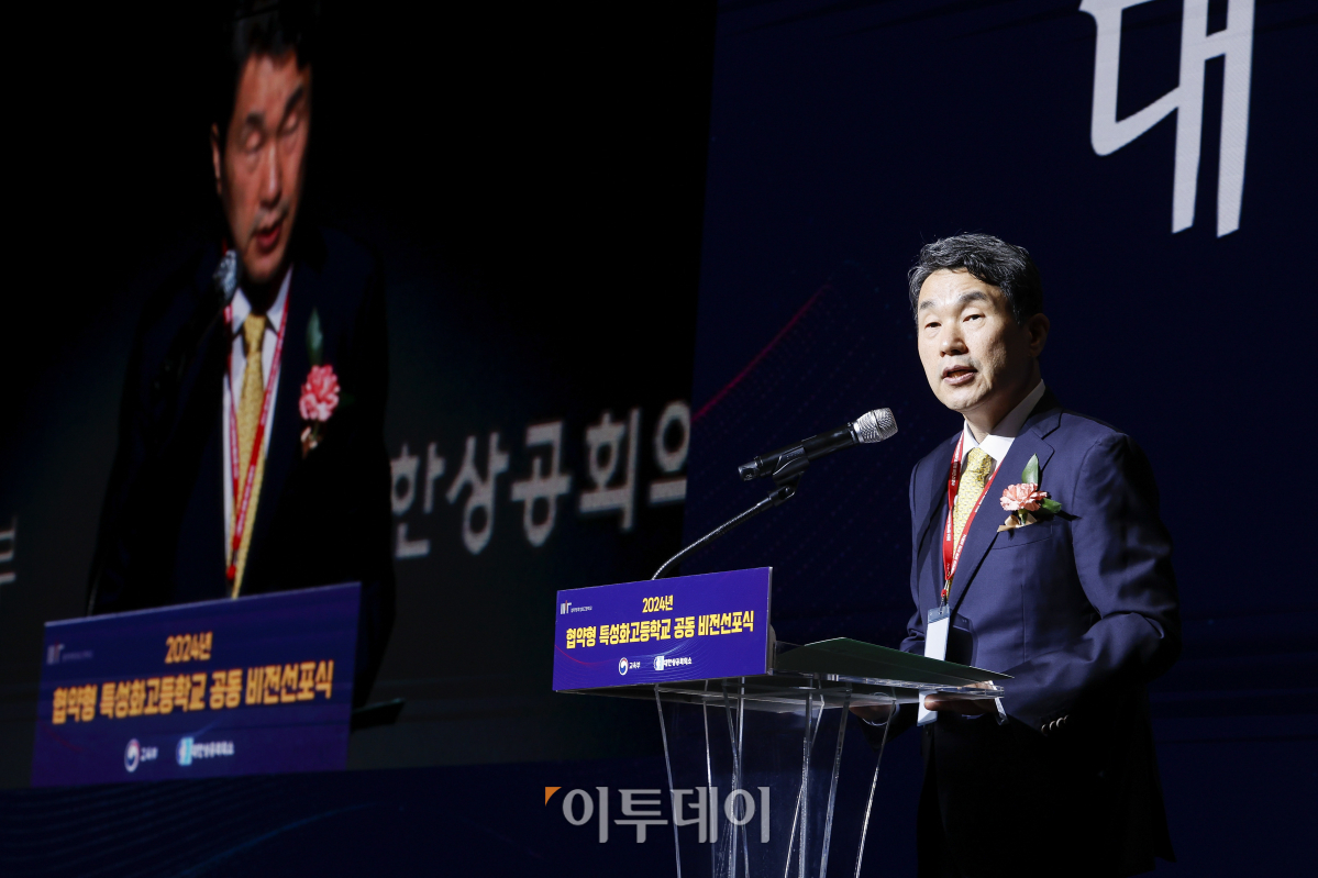 ▲이주호 사회부총리 겸 교육부 장관이 1일 서울 중구 웨스틴조선호텔에서 열린 2024년 협약형 특성화고등학교 공동 비전선포식에서 윤석열 대통령의 축사를 대독하고 있다. 조현호 기자 hyunho@