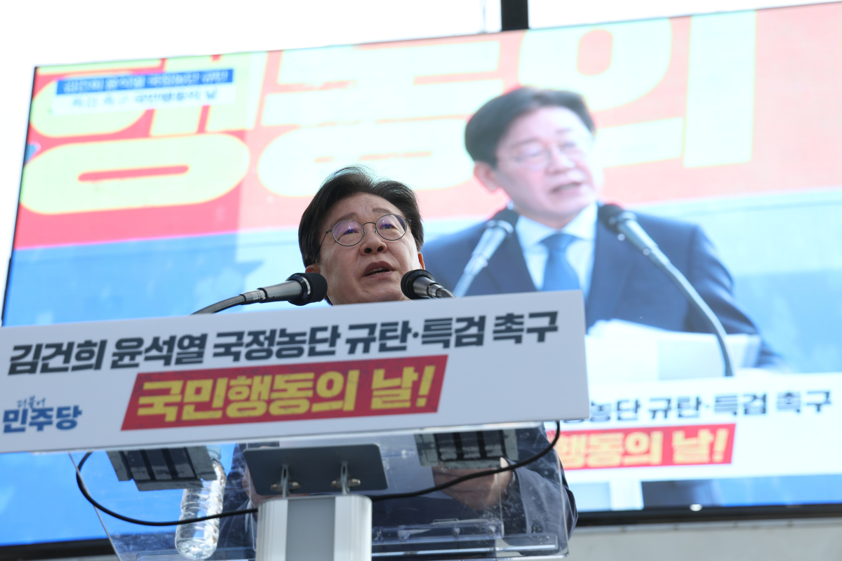 ▲이재명 더불어민주당 대표가 2일 서울역 인근에서 열린 김건희-윤석열 국정농단 규탄 및 특검 촉구 집회에서 발언하고 있다. (뉴시스)