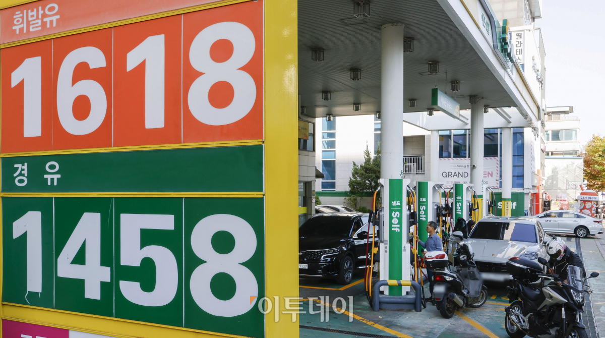 ▲국내 주유소 휘발유와 경유 주간 평균 가격이 3주 연속 동반 상승했다. 한국석유공사 유가정보시스템 오피넷에 따르면 10월 다섯째 주 전국 주유소 휘발유 평균 판매 가격은 직전 주 대비 리터당 7.1원 상승한 1600.2원을 기록했다. 10월 첫째 주 1500원대로 떨어진 이후 4주 만에 1600원대에 진입했다. 경유 평균 판매가격은 리터당 6.4원 상승한 1428.7원을 기록했다. 3일 서울 시내의 한 주유소에 유가정보가 게시돼 있다. 조현호 기자 hyunho@