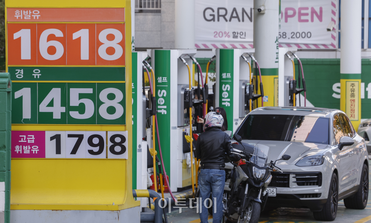▲국내 주유소 휘발유와 경유 주간 평균 가격이 3주 연속 동반 상승했다. 한국석유공사 유가정보시스템 오피넷에 따르면 10월 다섯째 주 전국 주유소 휘발유 평균 판매 가격은 직전 주 대비 리터당 7.1원 상승한 1600.2원을 기록했다. 10월 첫째 주 1500원대로 떨어진 이후 4주 만에 1600원대에 진입했다. 경유 평균 판매가격은 리터당 6.4원 상승한 1428.7원을 기록했다. 3일 서울 시내의 한 주유소에 유가정보가 게시돼 있다. 조현호 기자 hyunho@