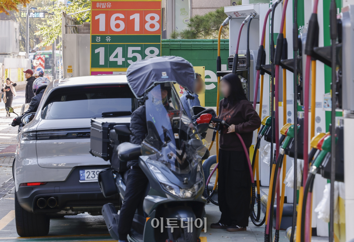 ▲국내 주유소 휘발유와 경유 주간 평균 가격이 3주 연속 동반 상승했다. 한국석유공사 유가정보시스템 오피넷에 따르면 10월 다섯째 주 전국 주유소 휘발유 평균 판매 가격은 직전 주 대비 리터당 7.1원 상승한 1600.2원을 기록했다. 10월 첫째 주 1500원대로 떨어진 이후 4주 만에 1600원대에 진입했다. 경유 평균 판매가격은 리터당 6.4원 상승한 1428.7원을 기록했다. 3일 서울 시내의 한 주유소에 유가정보가 게시돼 있다. 조현호 기자 hyunho@